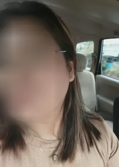 Mia, 33